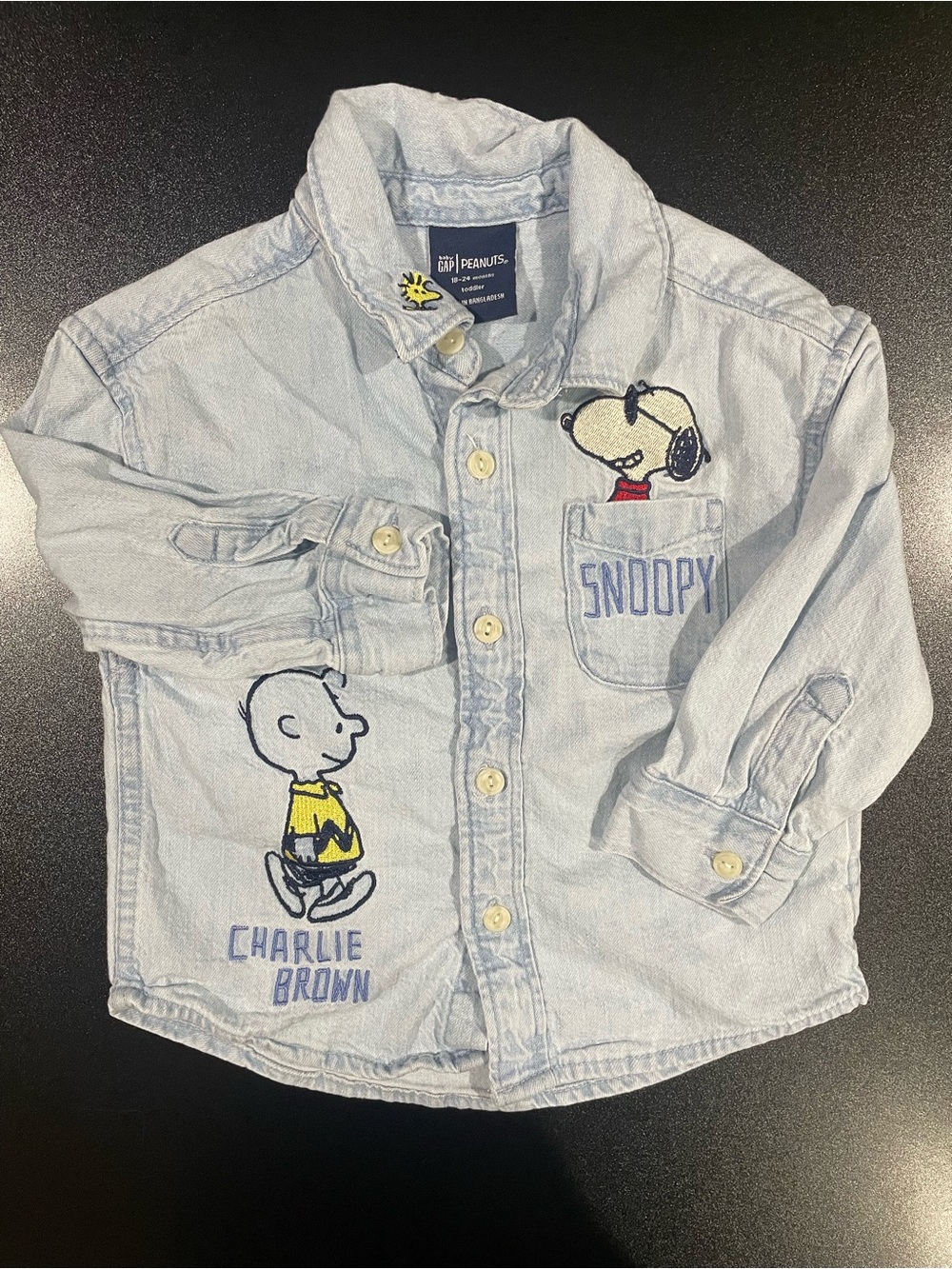 GAP Denim Button-Down with embroidered Peanuts characters. Fits 18-24 mo. 🐾 💙